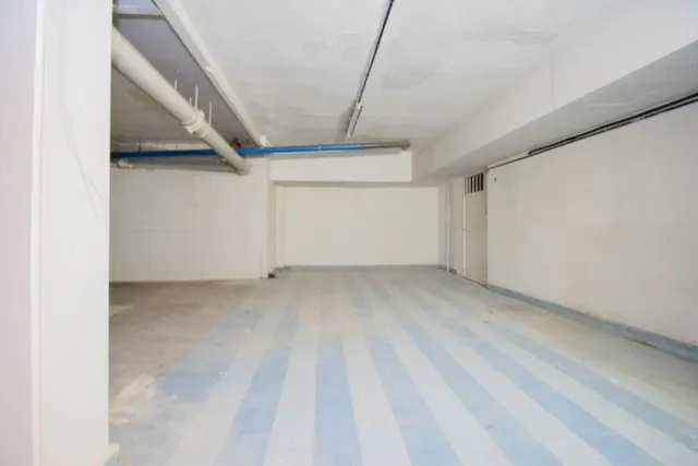 Local comercial junto a Mercado de San Agustín y a espaldas de Gran Vía. — 11