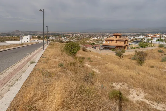 Terreno urbano de 750 m2 en Altos de La Zubia. Parcela 17, manzana M — 14