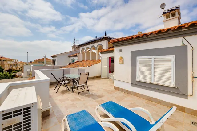 Apartamento dúplex con piscina comunitaria, Alicante, Orihuela Costa. 2 habitaciones, 89 m2, 1,6 kilómetros del mar — 30