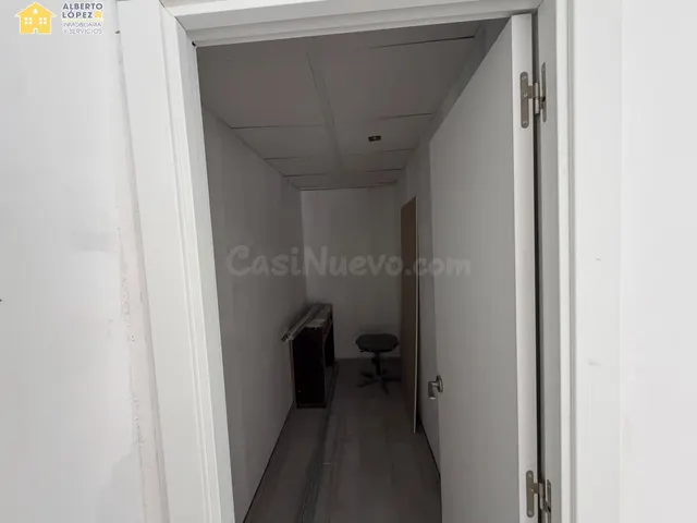 Se alquila local esquina en Av Reina Victoria Elche esquina Alférez Cosido — 5
