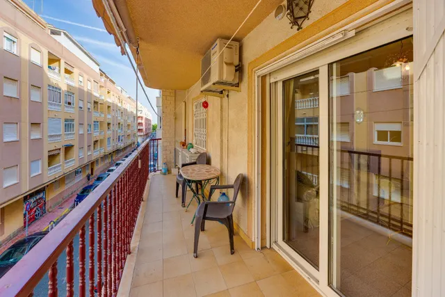 Amplio apartamento de 4 dormitorios en el corazón de Torrevieja — 7