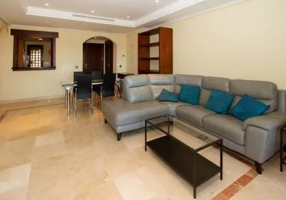 Exclusivo bajo con vistas panorámicas al mar y club de golf privado en La Mairena (El Soto) — 5