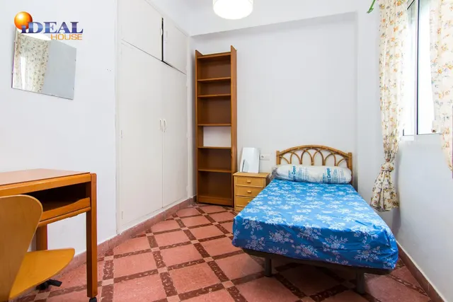 Por debajo de la Plaza Trinidad, a un paso de Facultad de Traductores, Derecho, Escuela de Arte y Oficios. Actualmente 6 estancias(incluido el salón). un cuarto de baño, un aseo, cocina. Techos Alto — 22