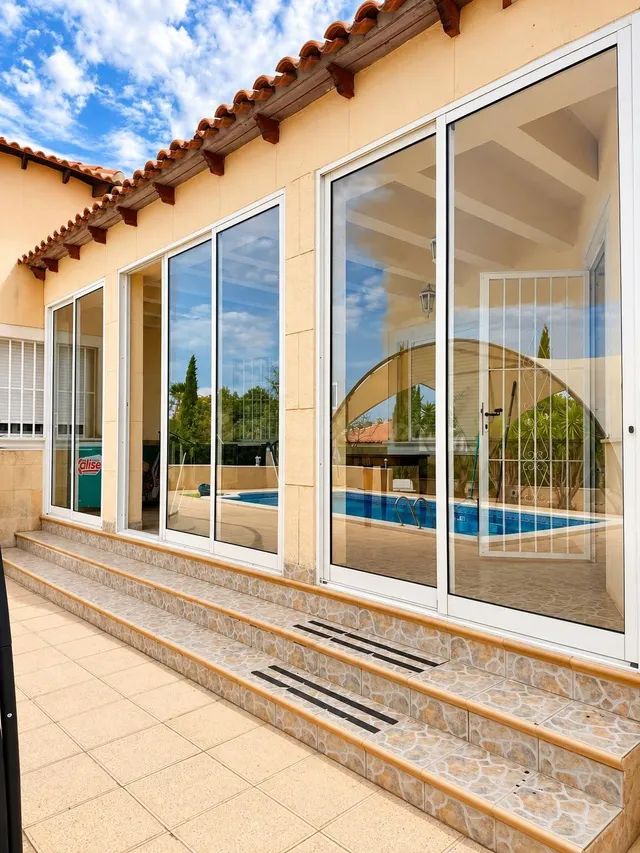 Chalet con piscina privada y parcela — 2
