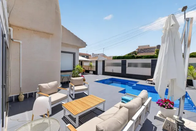 Villa con Encanto Español y Piscina Privada en Mil Palmeras — 9
