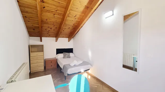 Alquiler de habitaciones por temporada en chalet con piscina de Villanueva de la Cañada (Madrid). — 23