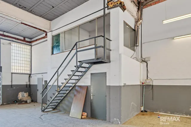 Girona, Domeny | Gran Oportunidad: Edificio de 702 m2 con Taller, Vivienda y Patio — 26