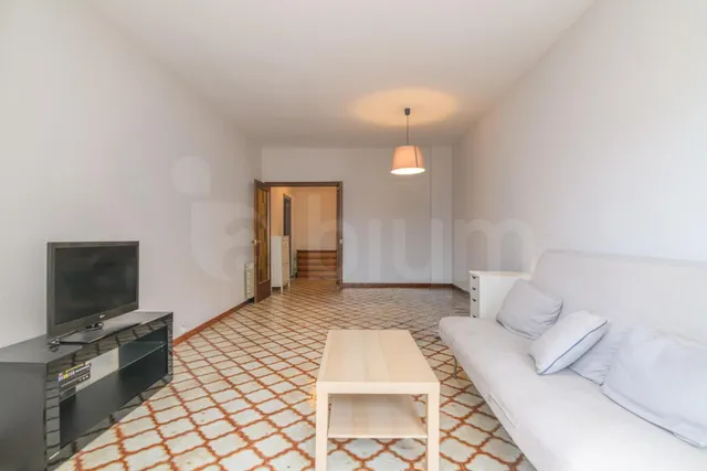 Amplio piso de 4 habitaciones con terraza, parking y trastero — 35