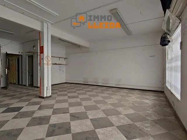 Local comercial con doble acceso en el centro de Balaguer — 17