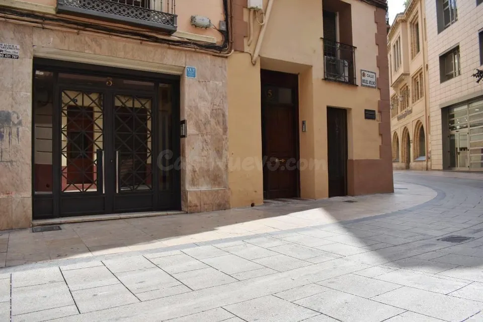 En alquiler local de 54 m2, interior, antes oficina, junto a C/ Alfonso.