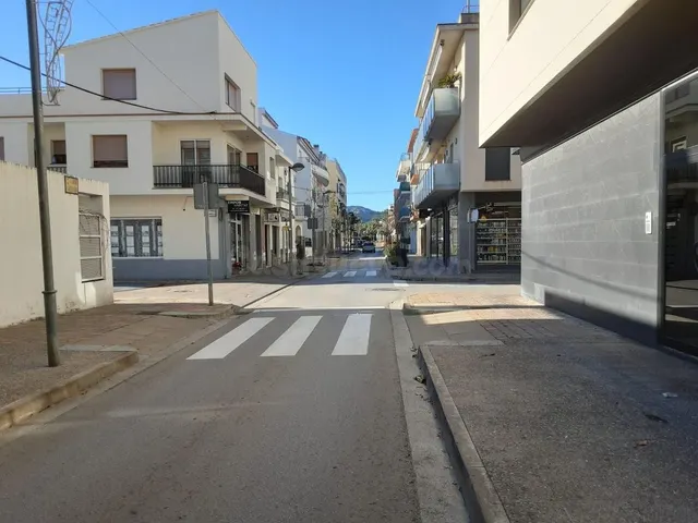 CARNICERIA EQUIPADA EN LLANÇÀ - ZONA PUERTO