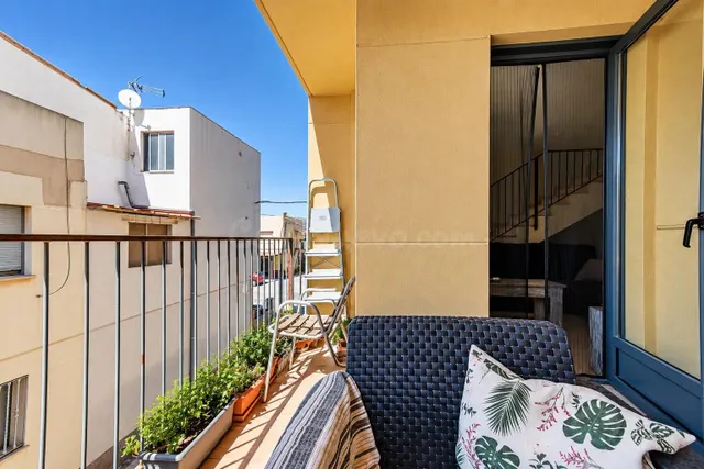 DÚPLEX DE 3 DORMITORIOS CON TERRAZA Y PISCINA COMUNITARIA EN - foto 2