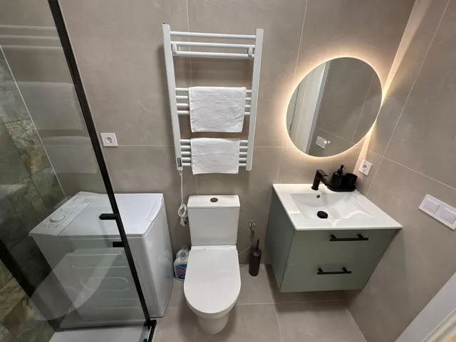 Apartamento céntrico, luminoso, y elegantemente reformado (1.ª planta). Balcón con orientación este, piscina comunitaria y a solo 800 m de Playa del Cura. — 23