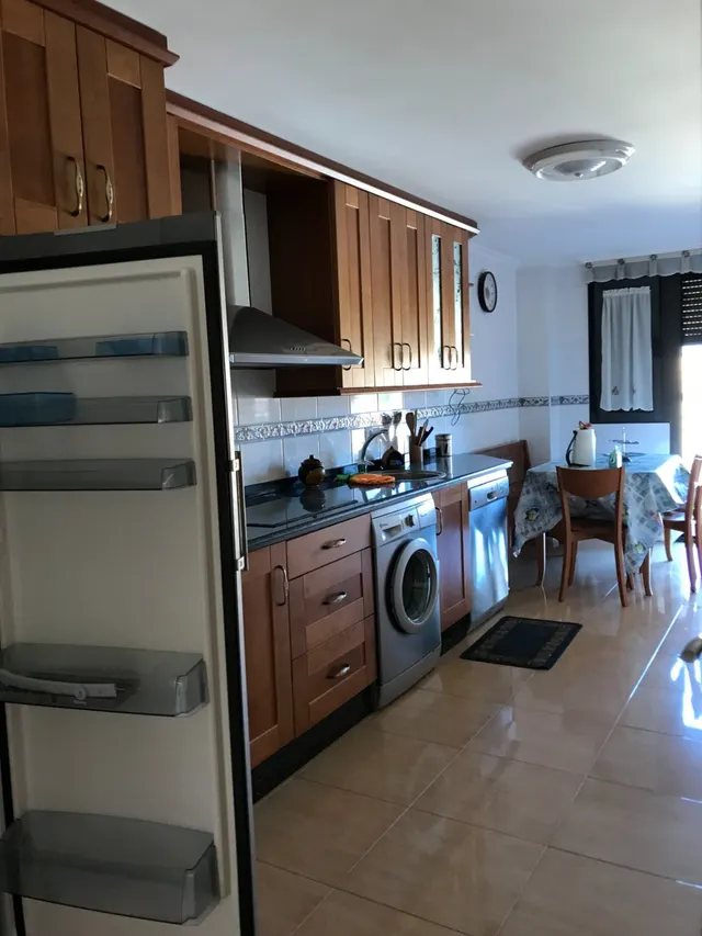 Se vende amplio piso en el centro, cocina, salón, 3 hab., 3 baños, trastero y garaje. Para entrar . — 7
