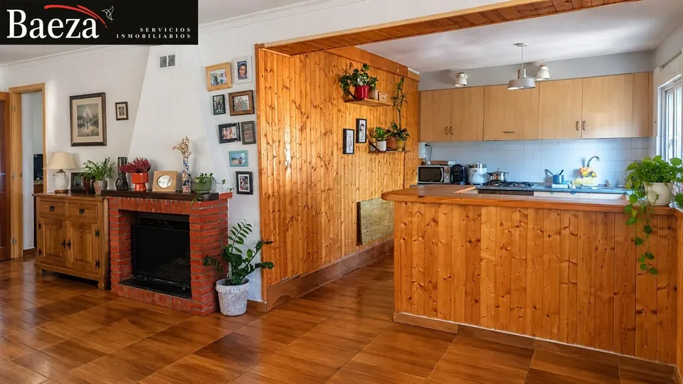 Chalet con piscina privada, terreno y buhardilla