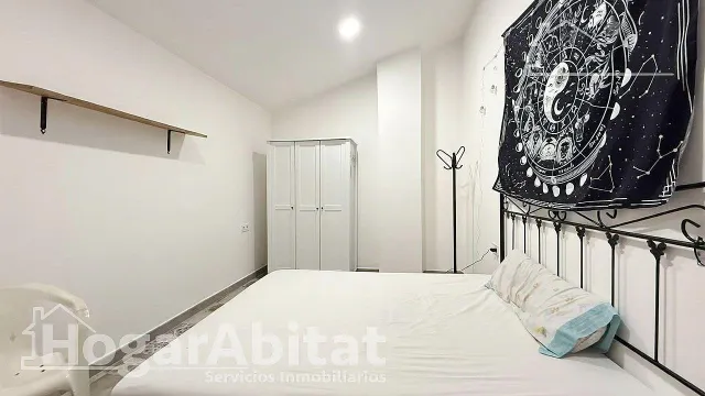 Casa luminosa y esquinera con balcón y dos terrazas, toda amueblada, en el centro — 12