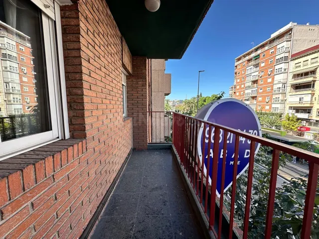 Piso amueblado de 4 dormitorios en Ronda de Levante.