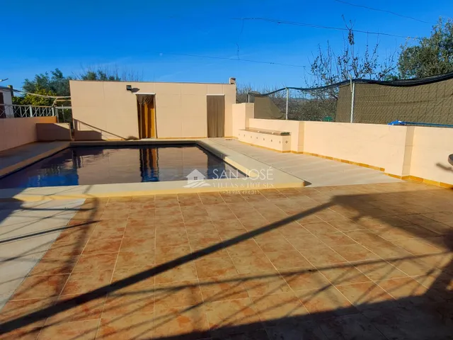 SE VENDE CHALET CON PISCINA EN MUY BUEN ESTADO EN ASPE ZONA DE UCHEL — 29