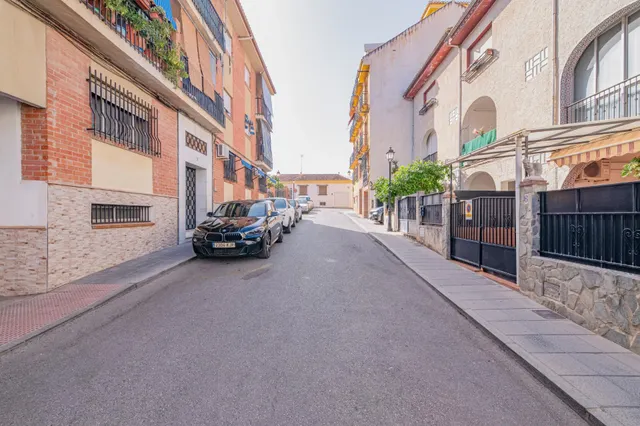 ¡Vive en el Corazón de La Zubia!  Piso Luminoso y Listo para Ti — 27