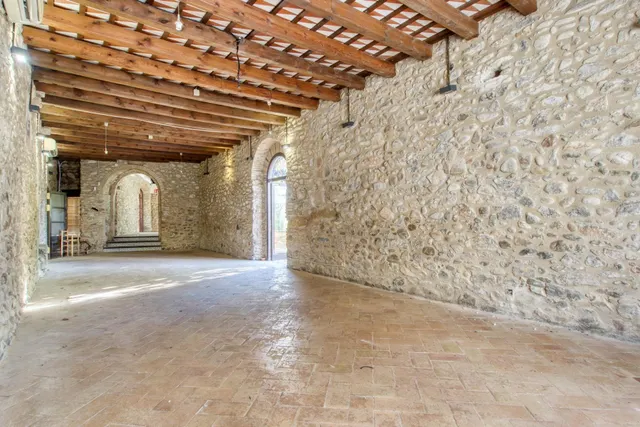 Casa de piedra semirestaurada — 8