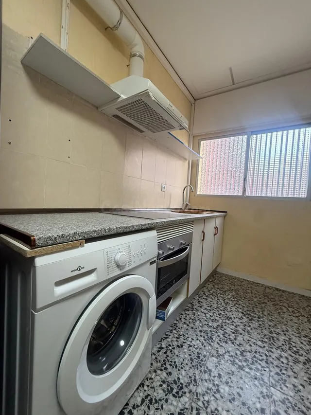 Bajo estudio ideal estudiantes · Zona universidades · 1 hab · Cocina y baño · Gastos no incluidos — 5