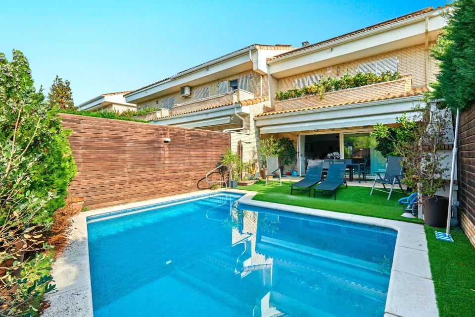 Exclusiva casa con piscina , ascensor y placas solares en llavaneres