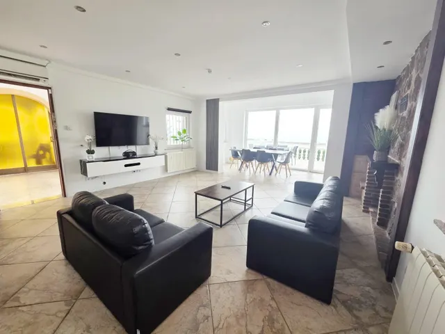 Chalet con 3 viviendas independientes, piscina privada cubierta y vistas al mar — 22