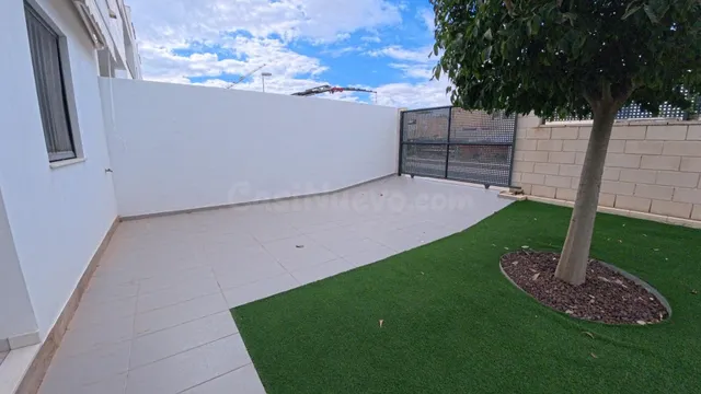 Amplio apartamento de esquina en planta baja con parcela y e - foto 3