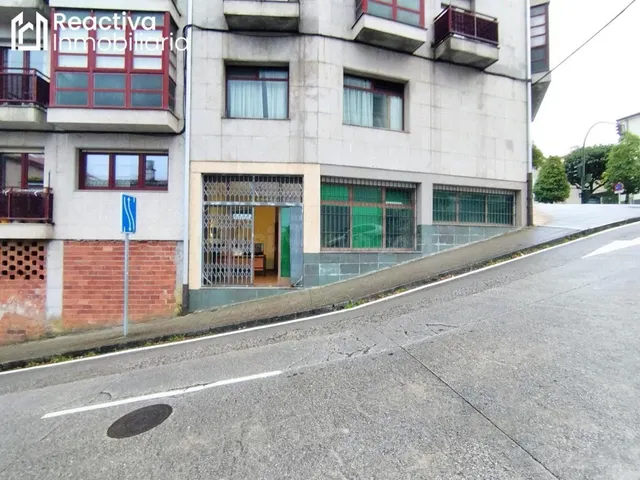 Bajo de oficinas + 2 plazas de garaje en Santiago, zona de S - foto 2