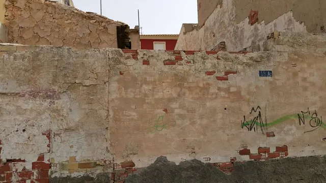 SE VENDE SOLAR CON CASA PARA DERRIBAR EN ASPE, ALICANTE, ESP - foto 2