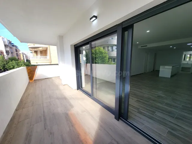Moderno apartamento muy espacioso, en esquina, 3 dormitorios, 3 baños, parking, piscina, a 5 minutos a pie de la Playa del Cura — 5