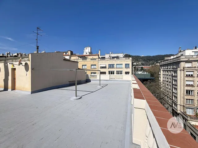 Amplio Piso en Sant Gervasi - La Bonanova, Ideal para Reformar — 50