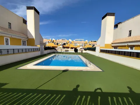 Bungalow mediterráneo con amplio jardín y piscina comunitaria
