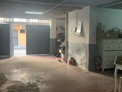¿Buscas un local con vado, buena fachada y potencial de rentabilidad? Este espacio diáfano en Valdeolleros puede ser la oportunidad que estabas esperando. — 9