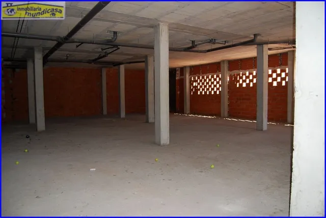 Amplio local comercial en planta baja y sótano con fachada a carretera — 11