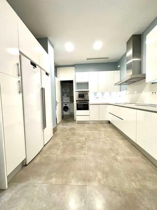 IMPRESIONANTE VIVIENDA EN CLAUDIO CUELLO ESQUINA JORJE JUAN — 28