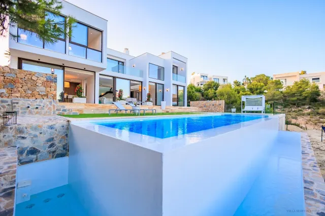 "Tu Paraiso Exclusivo: Villa de Lujo con 4 Dormitorios, 4 ba