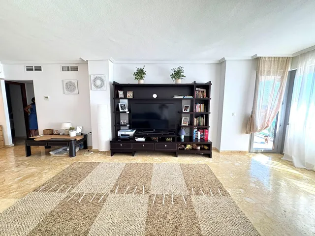 Apartamento moderno y espacioso en primera línea de mar junto a Playa del Cura. ¡3 dormitorios, 2 baños, balcón con vistas al mar (sureste) y piscina comunitaria! — 12