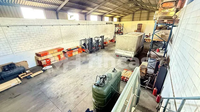 NAVE CON GRAN PARCELA, ACCESO PARA VEHÍCULOS Y SUMINISTRO TR - foto 2