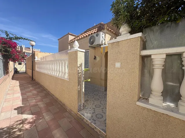 ESTUPENDA CASA REFORMADA CON LICENCIA TURÍSTICA EN JARDÍN DEL MAR III, TORREVIEJA ☀️ — 3