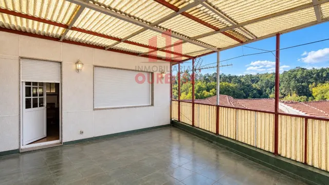 Casa de tres plantas con terraza y garaje amplio cerca del pazo de bentraces — 35