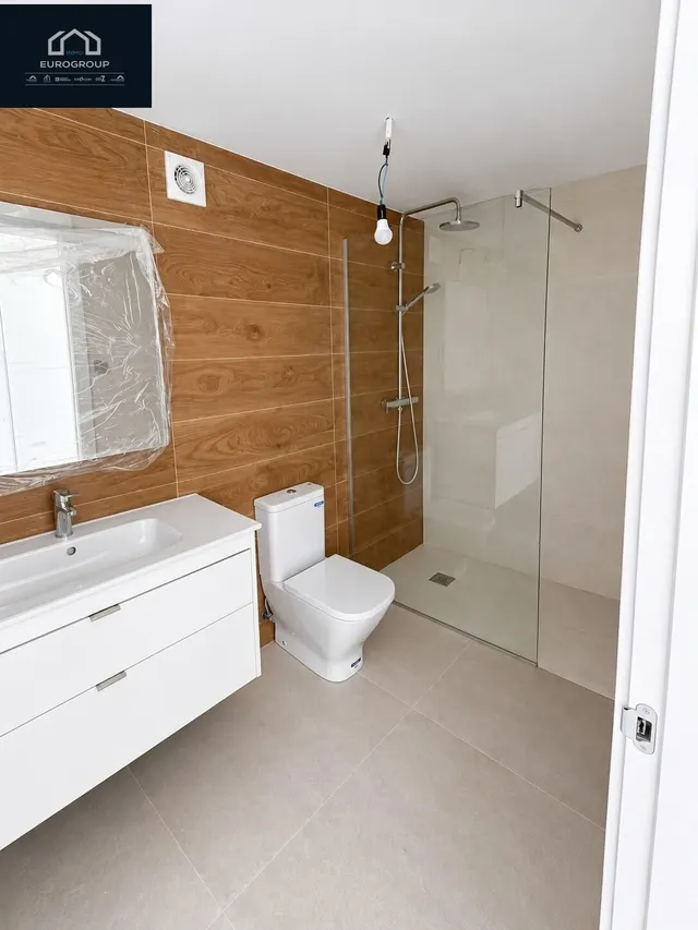 Impresionante chalet en perfecto estado, con 5 dormitorios y 3 baños, piscina privada y garaje con una parcela de 800m en el albir — 10