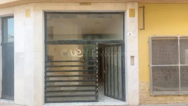 Se vende piso OKUPADO en Ejido (Almería).