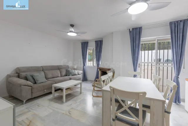 Casa independiente con piscina en La Zubia. — 3