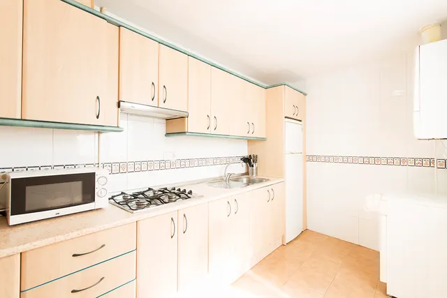 Albayzin bajo zona. piso 3 dormitorios. 2 baños. salón. cocina. calefacción. luminoso. — 13