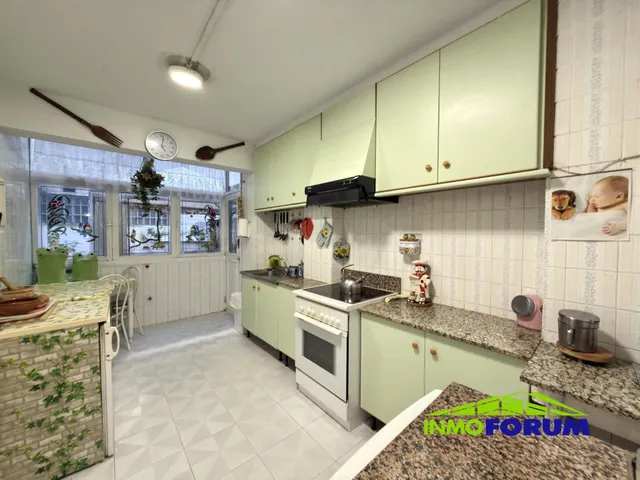 Terraza de 50 m2, CUATRO dormitorios, 2 baños, en plena Rond - foto 4