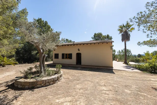 SE VENDE FANTASTICA FINCA RÚSTICA CON 35.000M2 DE TERRENO EN CALVIÀ — 34