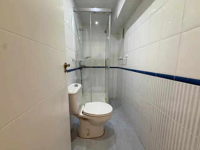 Se alquila amplio piso con plaza de parking — 27