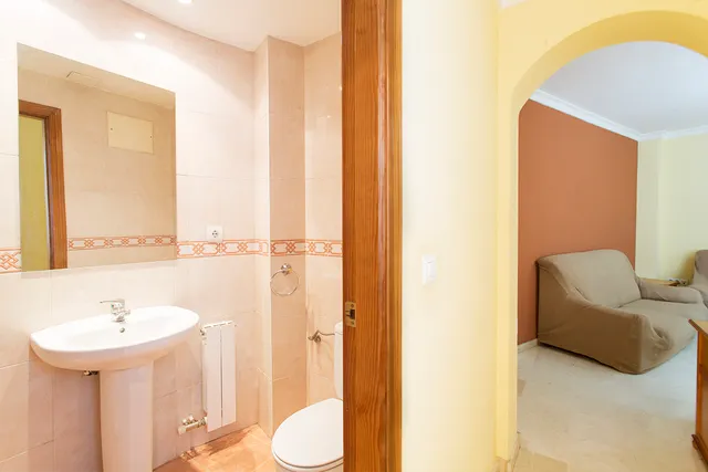 Albayzin bajo zona. piso 3 dormitorios. 2 baños. salón. cocina. calefacción. luminoso. — 12