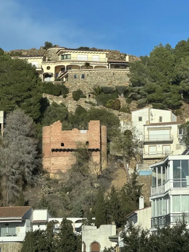 ¡Oportunidad Única! Terreno con Construcción a Medio Acabar  - foto 2